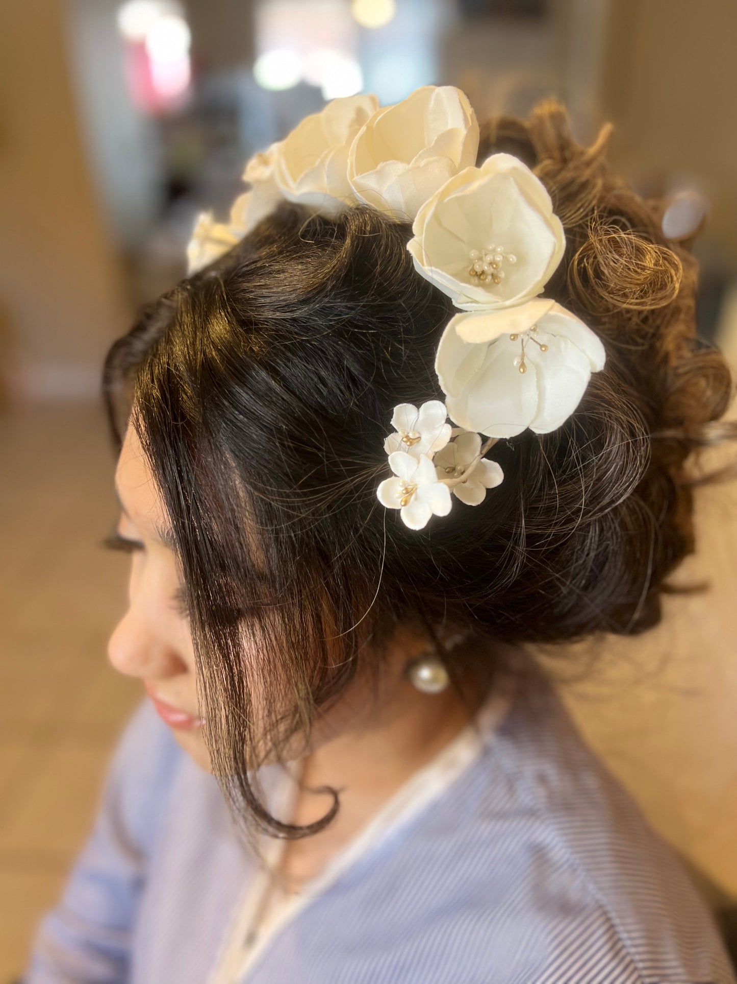 Bridal Floral Headpiece – White Flower Crown with Pearl Details | Elegant Wedding Hair Accessory