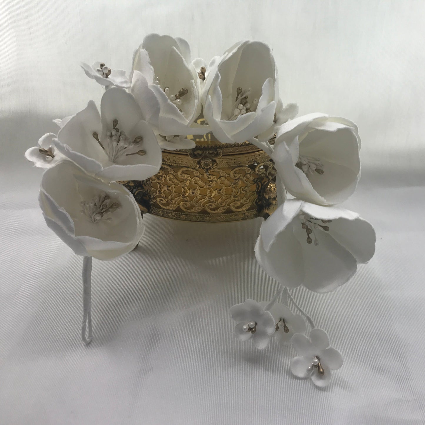 Bridal Floral Headpiece – White Flower Crown with Pearl Details | Elegant Wedding Hair Accessory