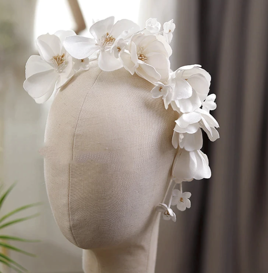 Bridal Floral Headpiece – White Flower Crown with Pearl Details | Elegant Wedding Hair Accessory