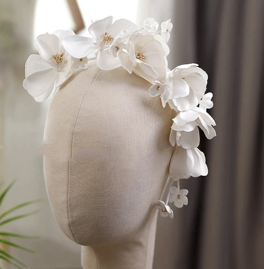 Bridal Floral Headpiece – White Flower Crown with Pearl Details | Elegant Wedding Hair Accessory