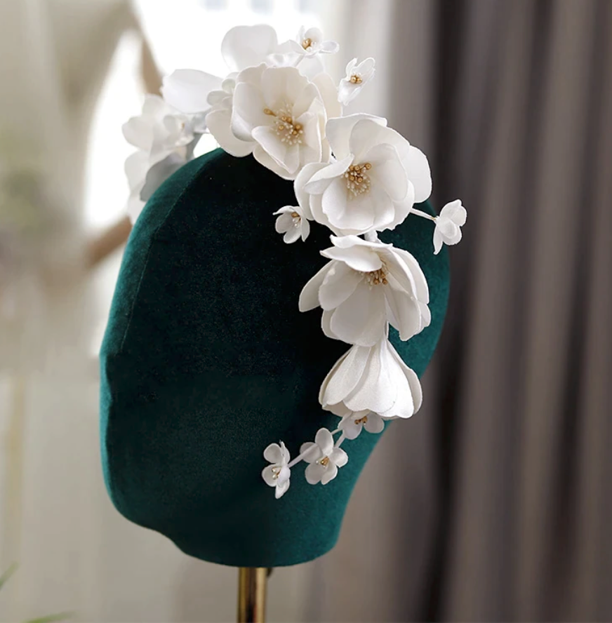 Bridal Floral Headpiece – White Flower Crown with Pearl Details | Elegant Wedding Hair Accessory